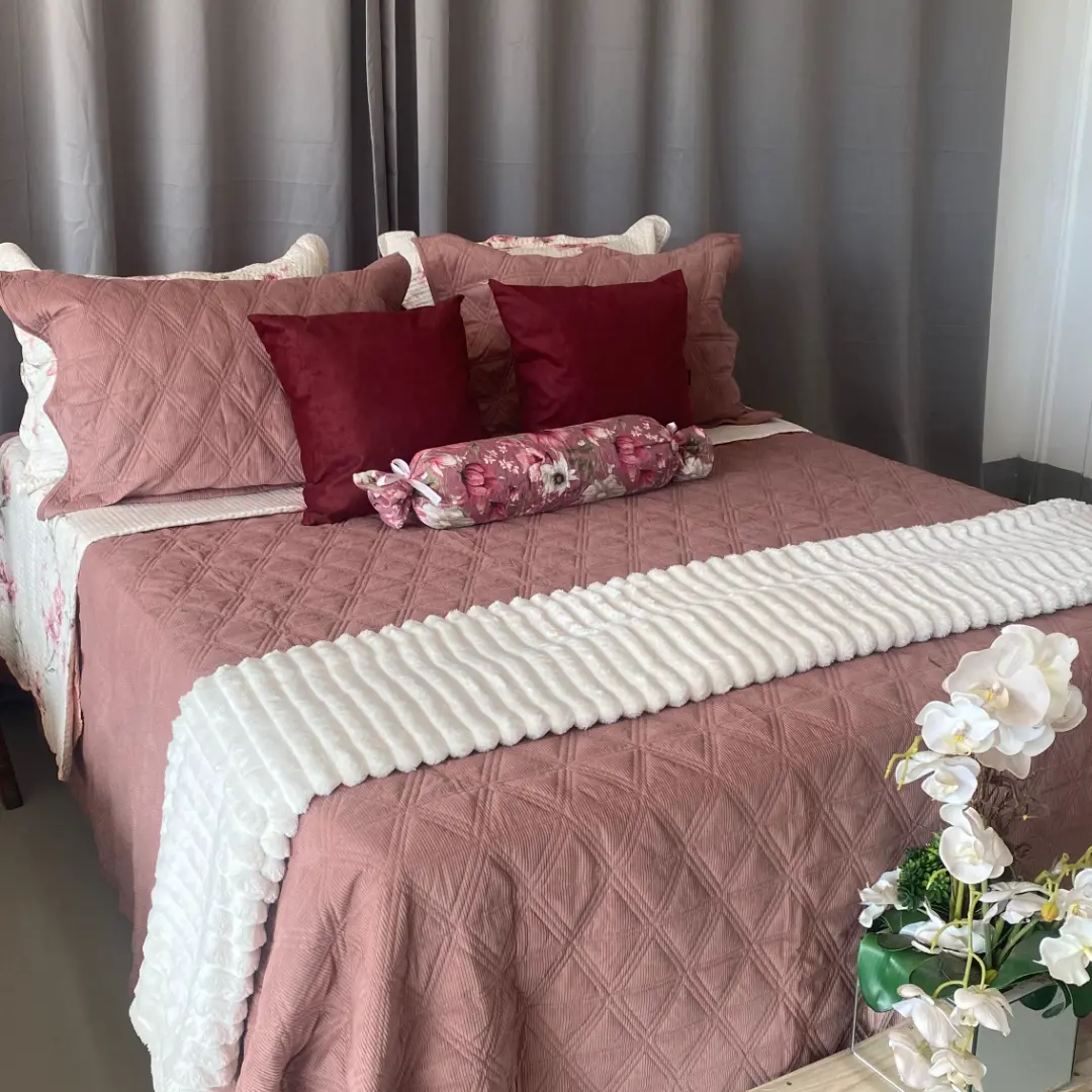 Cama queen com colcha matelassê rosa blush