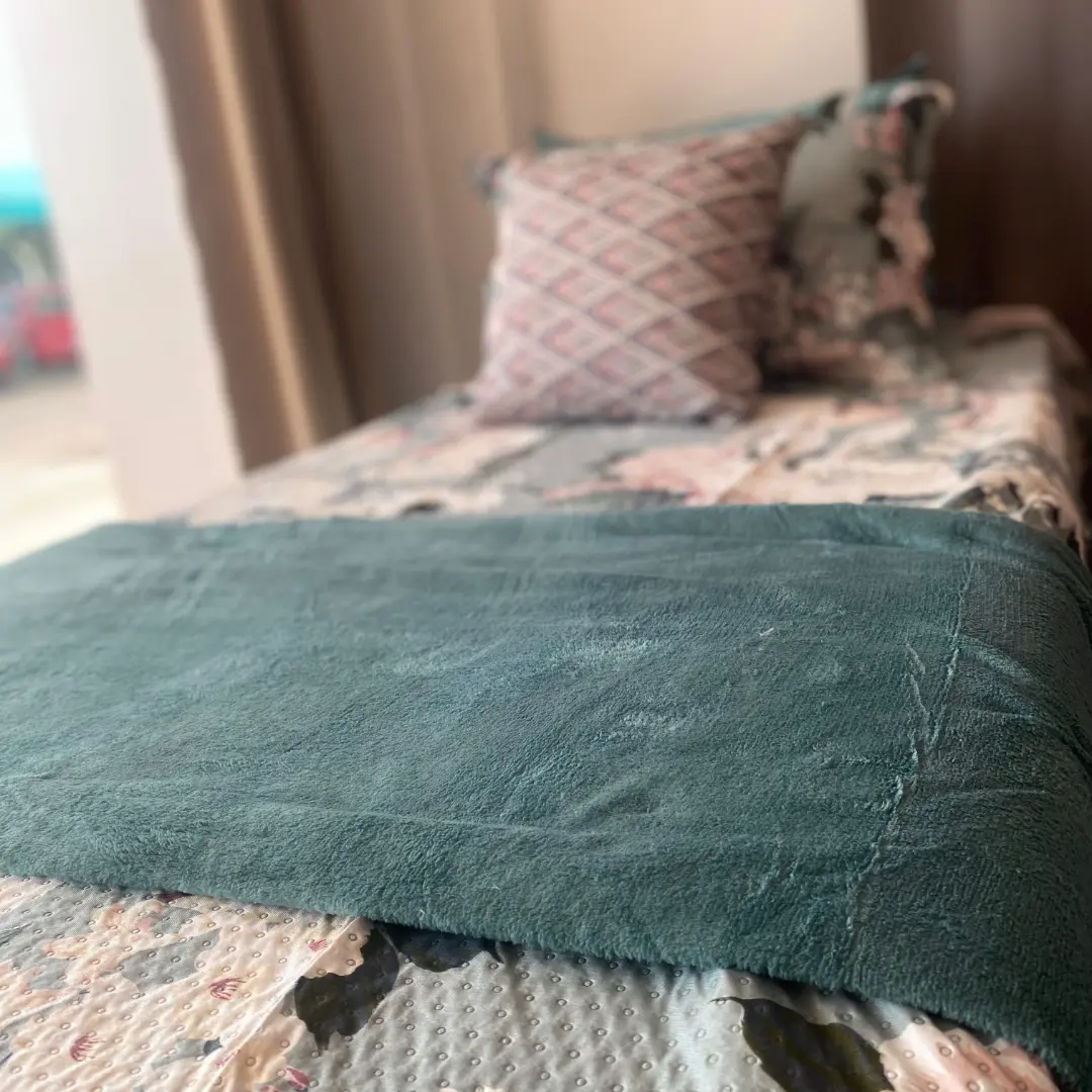 Cama com jogo completo verde, almofadas claras